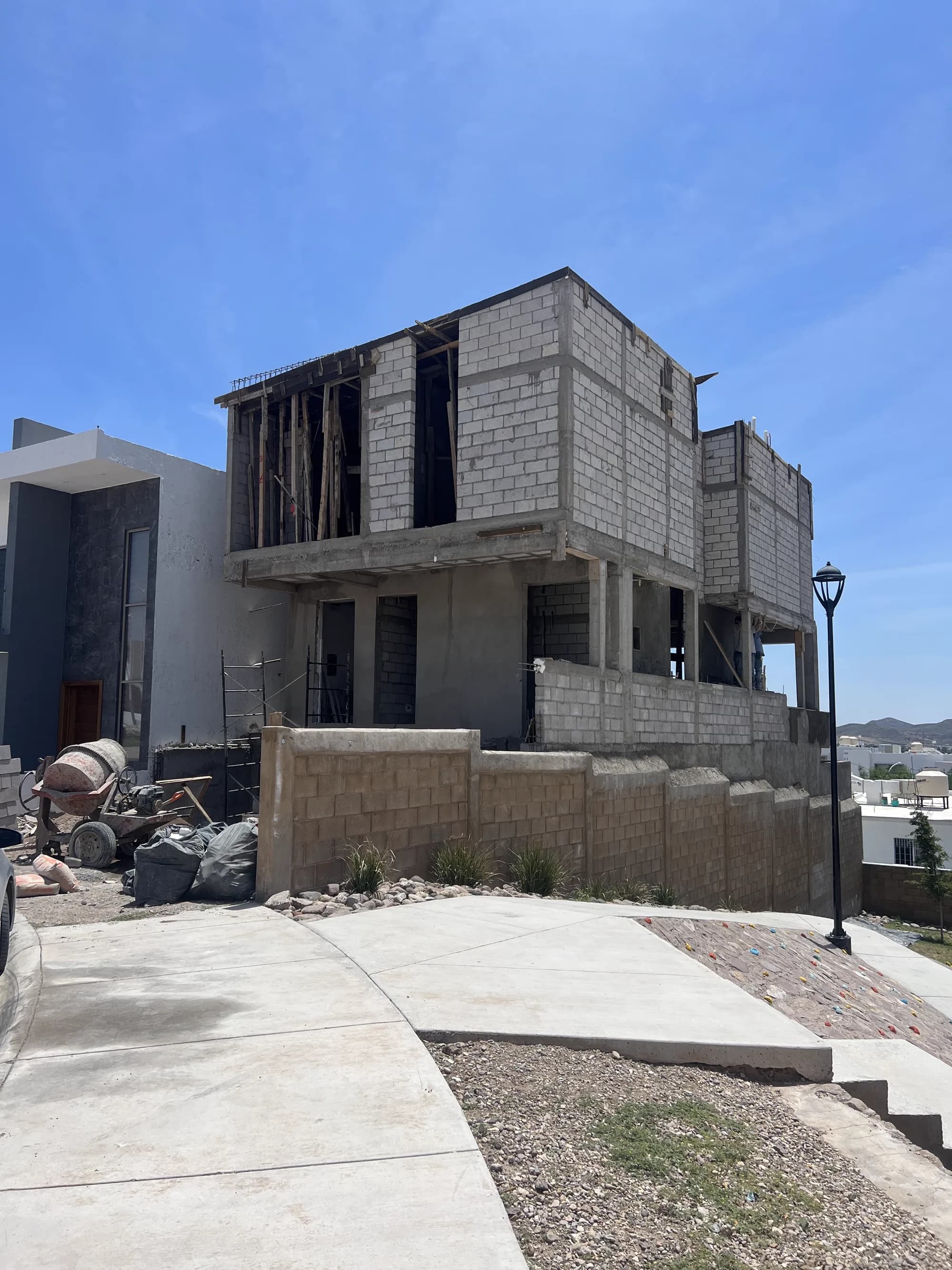 Casa Caleres en obra gris, con los muros de block de los dos niveles.